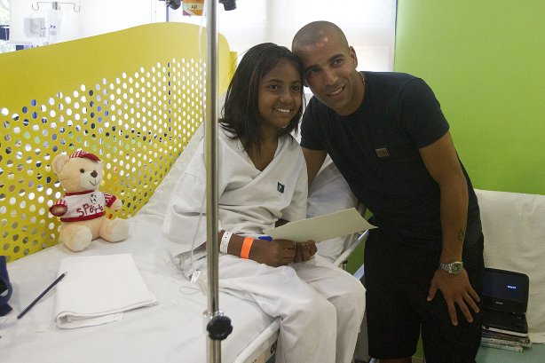 O atacante Emerson, ao lado do técnico Tite, visita o GRAAC - Grupo de Apoio ao Adolescente e à Criança com Câncer - após o treino realizado esta manhã no CT Joaquim Grava, localizado no Parque Ecológico do Tiete. O próximo jogo da equipe será domingo, dia 04/11, contra o Atlético-GO, no estádio Serra Dourada, válido pela 34ª rodada do Campeonato Brasileiro de 2012