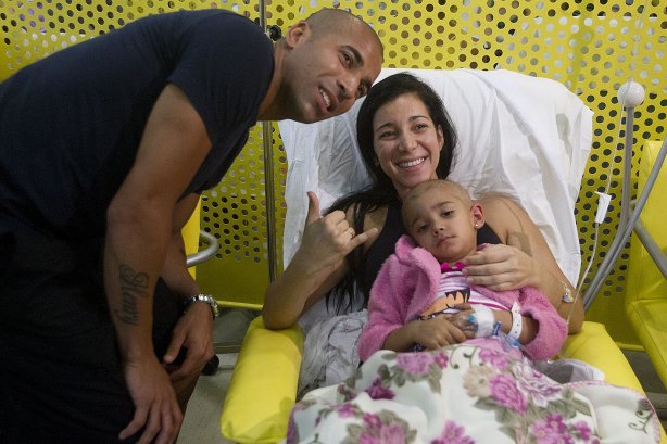 O atacante Emerson, ao lado do técnico Tite, visita o GRAAC - Grupo de Apoio ao Adolescente e à Criança com Câncer - após o treino realizado esta manhã no CT Joaquim Grava, localizado no Parque Ecológico do Tiete. O próximo jogo da equipe será domingo, dia 04/11, contra o Atlético-GO, no estádio Serra Dourada, válido pela 34ª rodada do Campeonato Brasileiro de 2012