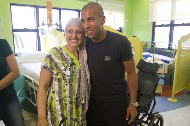 O atacante Emerson, ao lado do técnico Tite, visita o GRAAC - Grupo de Apoio ao Adolescente e à Criança com Câncer - após o treino realizado esta manhã no CT Joaquim Grava, localizado no Parque Ecológico do Tiete. O próximo jogo da equipe será domingo, dia 04/11, contra o Atlético-GO, no estádio Serra Dourada, válido pela 34ª rodada do Campeonato Brasileiro de 2012