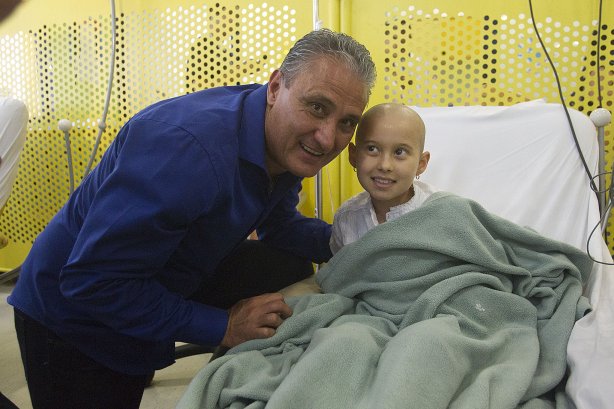 O atacante Emerson visita o GRAAC - Grupo de Apoio ao Adolescente e à Criança com Câncer - após o treino realizado esta manhã no CT Joaquim Grava, localizado no Parque Ecológico do Tiete. O próximo jogo da equipe será domingo, dia 04/11, contra o Atlético-GO, no estádio Serra Dourada, válido pela 34ª rodada do Campeonato Brasileiro de 2012
