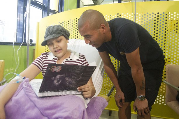 O atacante Emerson visita o GRAAC - Grupo de Apoio ao Adolescente e à Criança com Câncer - após o treino realizado esta manhã no CT Joaquim Grava, localizado no Parque Ecológico do Tiete. O próximo jogo da equipe será domingo, dia 04/11, contra o Atlético-GO, no estádio Serra Dourada, válido pela 34ª rodada do Campeonato Brasileiro de 2012