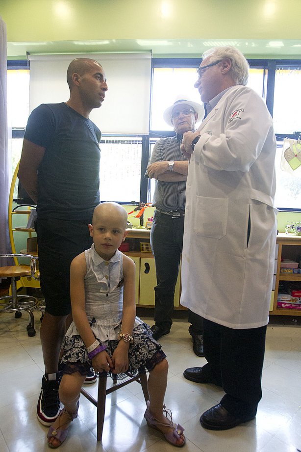 O atacante Emerson visita o GRAAC - Grupo de Apoio ao Adolescente e à Criança com Câncer - após o treino realizado esta manhã no CT Joaquim Grava, localizado no Parque Ecológico do Tiete. O próximo jogo da equipe será domingo, dia 04/11, contra o Atlético-GO, no estádio Serra Dourada, válido pela 34ª rodada do Campeonato Brasileiro de 2012
