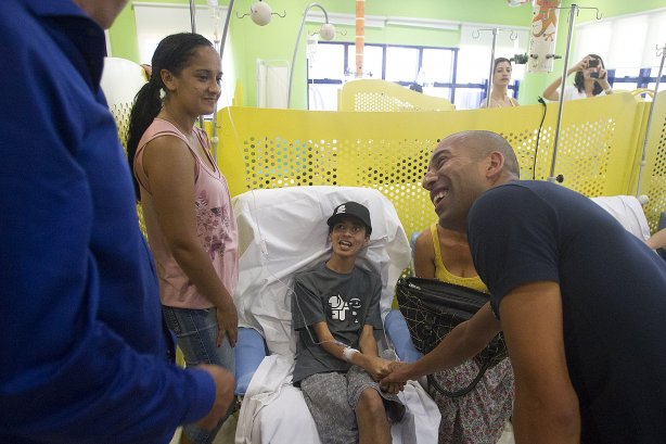 O atacante Emerson visita o GRAAC - Grupo de Apoio ao Adolescente e à Criança com Câncer - após o treino realizado esta manhã no CT Joaquim Grava, localizado no Parque Ecológico do Tiete. O próximo jogo da equipe será domingo, dia 04/11, contra o Atlético-GO, no estádio Serra Dourada, válido pela 34ª rodada do Campeonato Brasileiro de 2012
