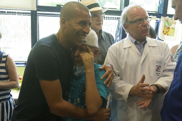 O atacante Emerson visita o GRAAC - Grupo de Apoio ao Adolescente e à Criança com Câncer - após o treino realizado esta manhã no CT Joaquim Grava, localizado no Parque Ecológico do Tiete. O próximo jogo da equipe será domingo, dia 04/11, contra o Atlético-GO, no estádio Serra Dourada, válido pela 34ª rodada do Campeonato Brasileiro de 2012