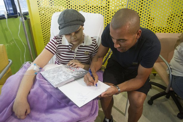 O atacante Emerson visita o GRAAC - Grupo de Apoio ao Adolescente e à Criança com Câncer - após o treino realizado esta manhã no CT Joaquim Grava, localizado no Parque Ecológico do Tiete. O próximo jogo da equipe será domingo, dia 04/11, contra o Atlético-GO, no estádio Serra Dourada, válido pela 34ª rodada do Campeonato Brasileiro de 2012