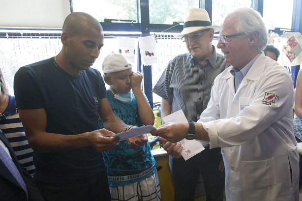 O atacante Emerson visita o GRAAC - Grupo de Apoio ao Adolescente e à Criança com Câncer - após o treino realizado esta manhã no CT Joaquim Grava, localizado no Parque Ecológico do Tiete. O próximo jogo da equipe será domingo, dia 04/11, contra o Atlético-GO, no estádio Serra Dourada, válido pela 34ª rodada do Campeonato Brasileiro de 2012
