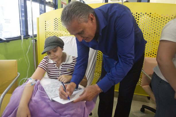 O atacante Emerson visita o GRAAC - Grupo de Apoio ao Adolescente e à Criança com Câncer - após o treino realizado esta manhã no CT Joaquim Grava, localizado no Parque Ecológico do Tiete. O próximo jogo da equipe será domingo, dia 04/11, contra o Atlético-GO, no estádio Serra Dourada, válido pela 34ª rodada do Campeonato Brasileiro de 2012
