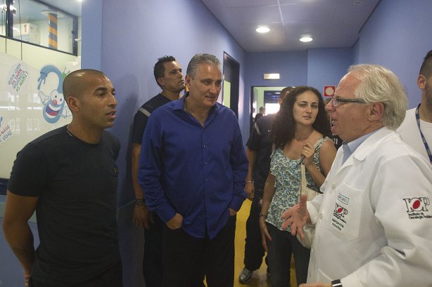 O atacante Emerson visita o GRAAC - Grupo de Apoio ao Adolescente e à Criança com Câncer - após o treino realizado esta manhã no CT Joaquim Grava, localizado no Parque Ecológico do Tiete. O próximo jogo da equipe será domingo, dia 04/11, contra o Atlético-GO, no estádio Serra Dourada, válido pela 34ª rodada do Campeonato Brasileiro de 2012