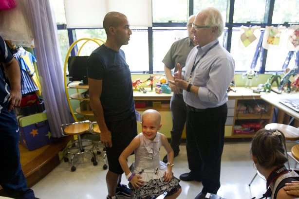 O atacante Emerson visita o GRAAC - Grupo de Apoio ao Adolescente e à Criança com Câncer - após o treino realizado esta manhã no CT Joaquim Grava, localizado no Parque Ecológico do Tiete. O próximo jogo da equipe será domingo, dia 04/11, contra o Atlético-GO, no estádio Serra Dourada, válido pela 34ª rodada do Campeonato Brasileiro de 2012