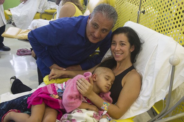 O atacante Emerson visita o GRAAC - Grupo de Apoio ao Adolescente e à Criança com Câncer - após o treino realizado esta manhã no CT Joaquim Grava, localizado no Parque Ecológico do Tiete. O próximo jogo da equipe será domingo, dia 04/11, contra o Atlético-GO, no estádio Serra Dourada, válido pela 34ª rodada do Campeonato Brasileiro de 2012