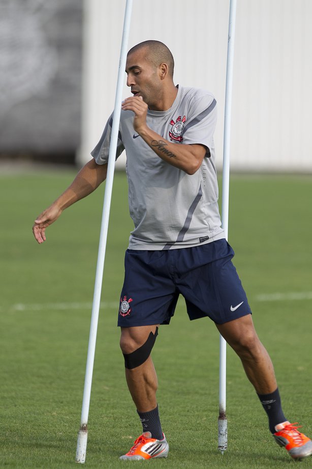 Durante o treino realizado esta tarde no CT Joaquim Grava, localizado no Parque Ecológico do Tiete. O próximo jogo da equipe será sábado, dia 10/11, contra o Coritiba, no estádio do Pacaembu, válido pela 35ª rodada do Campeonato Brasileiro de 2012