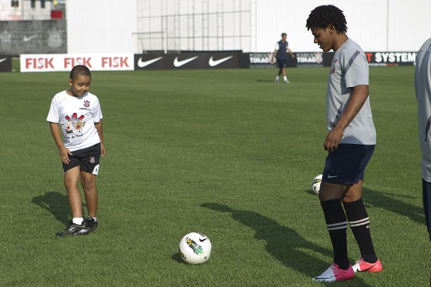 Durante o treino realizado esta tarde no CT Joaquim Grava, localizado no Parque Ecológico do Tiete. O próximo jogo da equipe será sábado, dia 10/11, contra o Coritiba, no estádio do Pacaembu, válido pela 35ª rodada do Campeonato Brasileiro de 2012