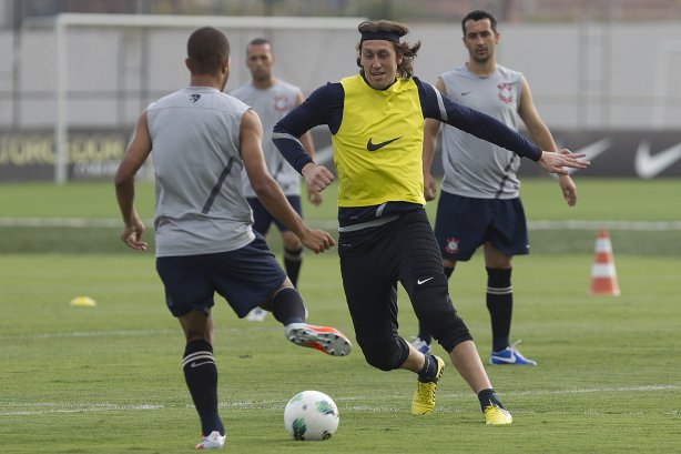 Durante o treino realizado esta tarde no CT Joaquim Grava, localizado no Parque Ecológico do Tiete. O próximo jogo da equipe será sábado, dia 10/11, contra o Coritiba, no estádio do Pacaembu, válido pela 35ª rodada do Campeonato Brasileiro de 2012