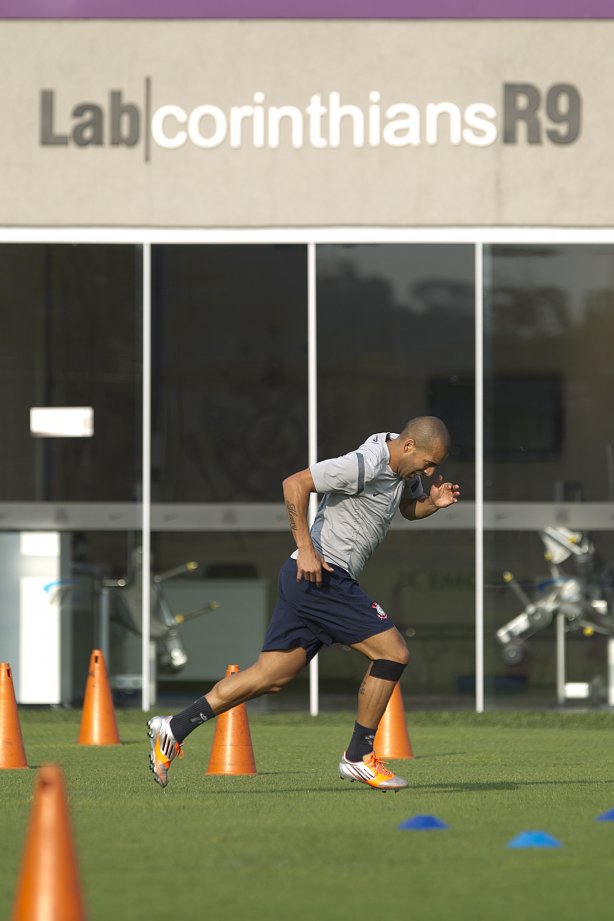 Durante o treino realizado esta tarde no CT Joaquim Grava, localizado no Parque Ecológico do Tiete. O próximo jogo da equipe será sábado, dia 10/11, contra o Coritiba, no estádio do Pacaembu, válido pela 35ª rodada do Campeonato Brasileiro de 2012