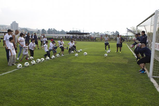 Durante o treino realizado esta tarde no CT Joaquim Grava, localizado no Parque Ecológico do Tiete. O próximo jogo da equipe será sábado, dia 10/11, contra o Coritiba, no estádio do Pacaembu, válido pela 35ª rodada do Campeonato Brasileiro de 2012