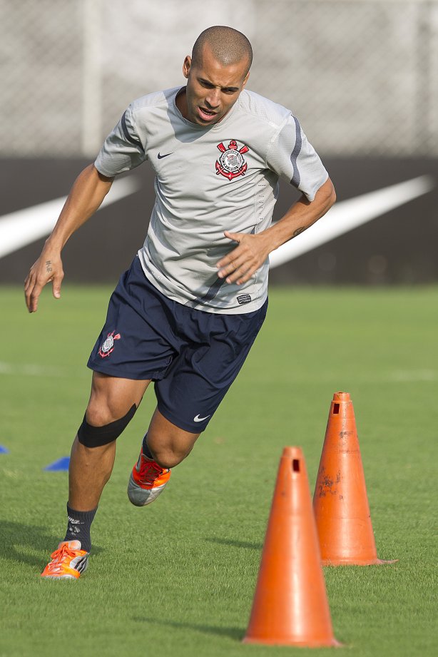 Durante o treino realizado esta tarde no CT Joaquim Grava, localizado no Parque Ecológico do Tiete. O próximo jogo da equipe será sábado, dia 10/11, contra o Coritiba, no estádio do Pacaembu, válido pela 35ª rodada do Campeonato Brasileiro de 2012