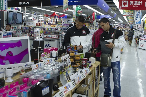 Foram fazer comprar em um shopping perto do hotel, após o treino do Corinthians esta manhã no Wave Stadium Kariya, onde se prepara para disputar o Campeonato Mundial Interclubes organizado pela FIFA, a ser jogado nas cidades de Toyota e Yokohama