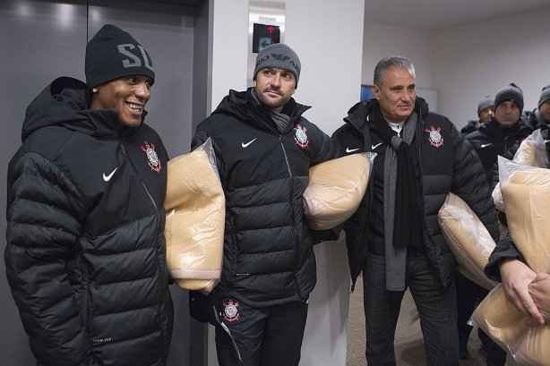 Mais a comissão tecnica fora ao estádio de Toyota, para assistir ao jogo entre o Al Ahly, do Egito, e o Sanfrecce Hiroshima, após o treino desta tarde no Wave Stadium Kariya, como preparação para a disputa do Campeonato Mundial Interclubes organizado pela FIFA, a ser jogado nas cidades de Toyota e Yokohama