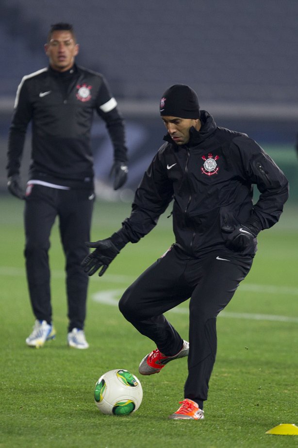 Durante o treino do Corinthians esta noite no Yokohama Stadium, na cidade de Yokohama/Japao; o time se prepara para o jogo contra o Chelsea/Inglaterra, amanhã, dia 16/12, domingo, na disputa do titulo de Campeão Mundial Interclubes 2012 organizado pela FIFA - Yokohama/Japan