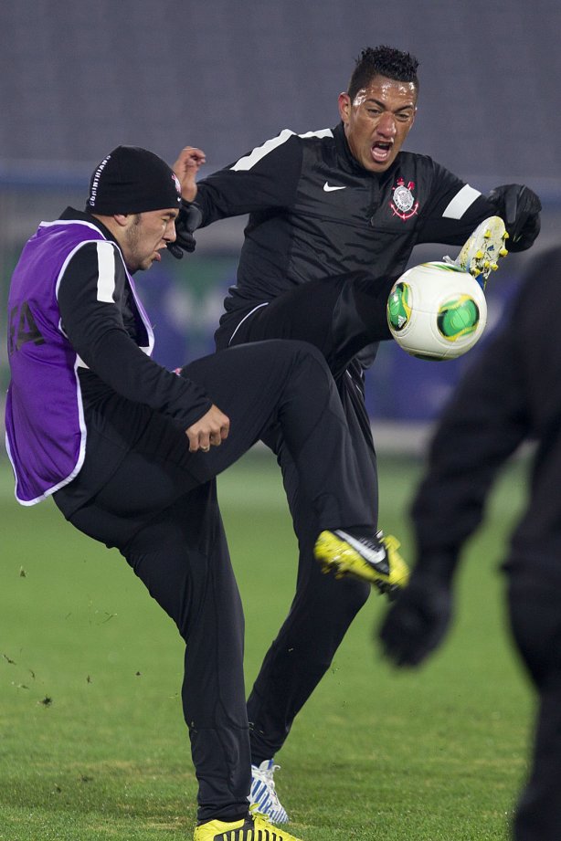 Durante o treino do Corinthians esta noite no Yokohama Stadium, na cidade de Yokohama/Japao; o time se prepara para o jogo contra o Chelsea/Inglaterra, amanhã, dia 16/12, domingo, na disputa do titulo de Campeão Mundial Interclubes 2012 organizado pela FIFA - Yokohama/Japan