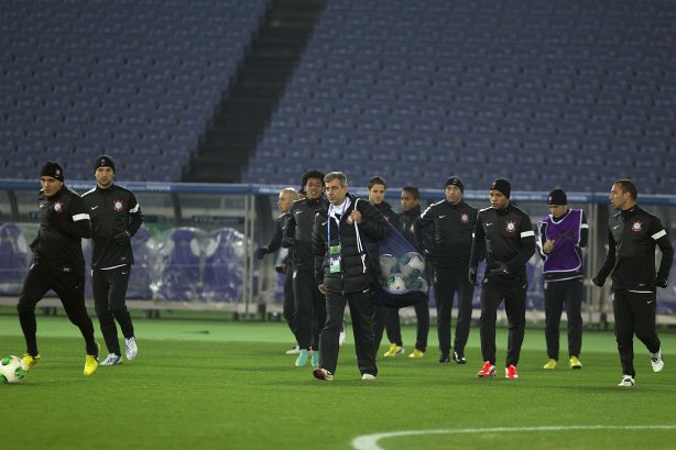 Durante o treino do Corinthians esta noite no Yokohama Stadium, na cidade de Yokohama/Japao; o time se prepara para o jogo contra o Chelsea/Inglaterra, amanhã, dia 16/12, domingo, na disputa do titulo de Campeão Mundial Interclubes 2012 organizado pela FIFA - Yokohama/Japan