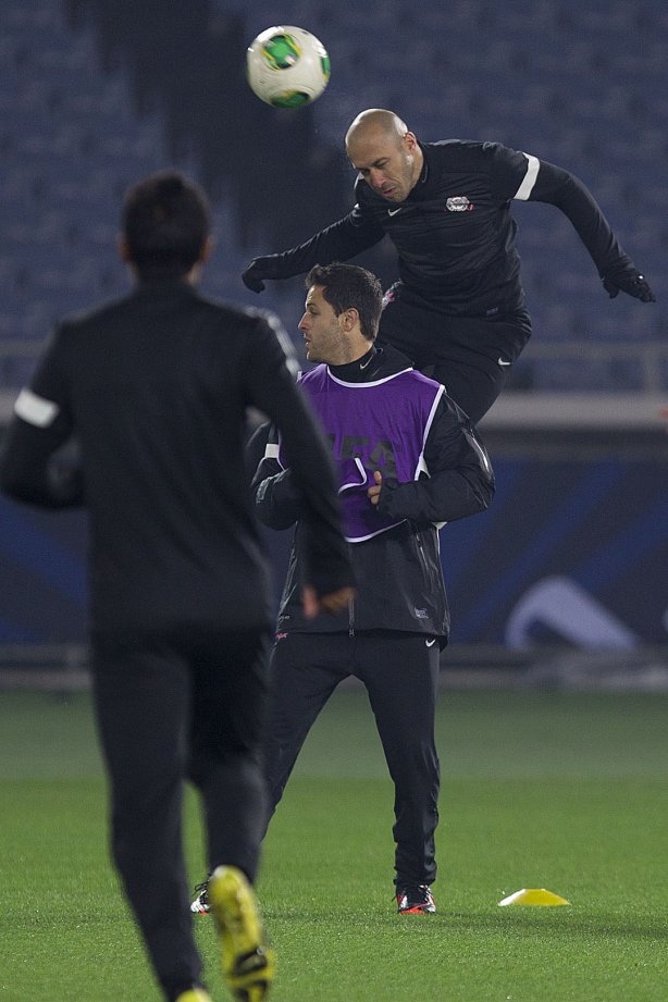 Durante o treino do Corinthians esta noite no Yokohama Stadium, na cidade de Yokohama/Japao; o time se prepara para o jogo contra o Chelsea/Inglaterra, amanhã, dia 16/12, domingo, na disputa do titulo de Campeão Mundial Interclubes 2012 organizado pela FIFA - Yokohama/Japan