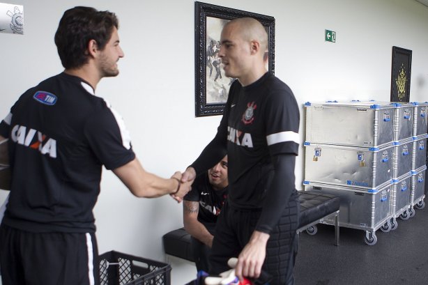 O atacante Alexandre Pato antes dos exames realizados esta manhã no CT Joaquim Grava, localizado no Parque Ecológico do Tiete. O próximo jogo da equipe será domingo, dia 20/01, contra o Paulista de Jundiaí, no estádio Jaime Cintra , em Jundiaí, válido pela 1ª rodada do Campeonato Paulista de 2013