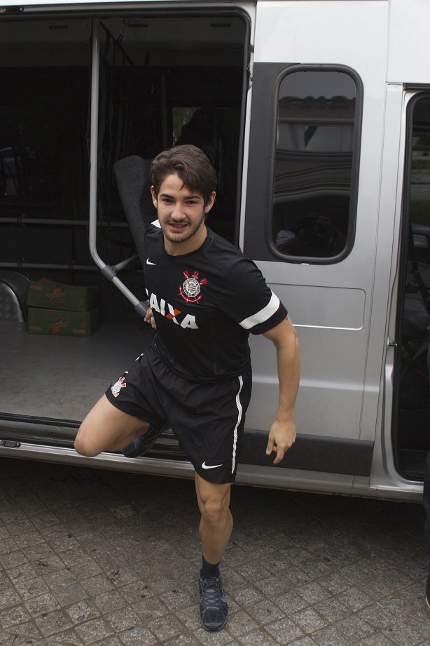 O atacante Alexandre Pato antes dos exames realizados esta manhã no CT Joaquim Grava, localizado no Parque Ecológico do Tiete. O próximo jogo da equipe será domingo, dia 20/01, contra o Paulista de Jundiaí, no estádio Jaime Cintra , em Jundiaí, válido pela 1ª rodada do Campeonato Paulista de 2013