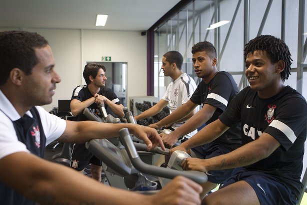 O atacante Alexandre Pato antes dos exames realizados esta manhã no CT Joaquim Grava, localizado no Parque Ecológico do Tiete. O próximo jogo da equipe será domingo, dia 20/01, contra o Paulista de Jundiaí, no estádio Jaime Cintra , em Jundiaí, válido pela 1ª rodada do Campeonato Paulista de 2013