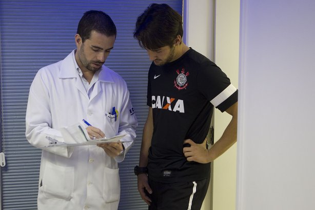 O atacante Alexandre Pato antes dos exames realizados esta manhã no CT Joaquim Grava, localizado no Parque Ecológico do Tiete. O próximo jogo da equipe será domingo, dia 20/01, contra o Paulista de Jundiaí, no estádio Jaime Cintra , em Jundiaí, válido pela 1ª rodada do Campeonato Paulista de 2013