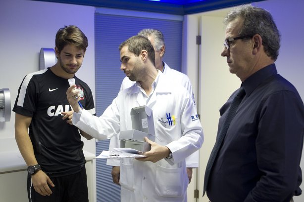 O atacante Alexandre Pato antes dos exames realizados esta manhã no CT Joaquim Grava, localizado no Parque Ecológico do Tiete. O próximo jogo da equipe será domingo, dia 20/01, contra o Paulista de Jundiaí, no estádio Jaime Cintra , em Jundiaí, válido pela 1ª rodada do Campeonato Paulista de 2013