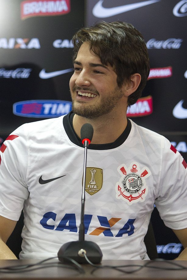 O atacante Alexandre Pato, ao lado do diretor de futebol Roberto Andrade e do diretor adjunto de futebol Duilio Monteiro Alves, foi apresentado hoje após o treino desta manhã no CT Joaquim Grava, localizado no Parque Ecológico do Tiete. O próximo jogo da equipe será domingo, dia 20/01, contra o Paulista de Jundiaí, no estádio Jaime Cintra , em Jundiaí, válido pela 1ª rodada do Campeonato Paulista de 2013