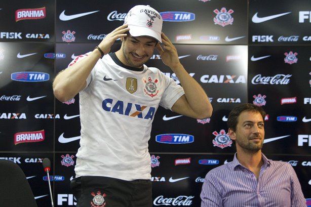 O atacante Alexandre Pato, ao lado do diretor de futebol Roberto Andrade e do diretor adjunto de futebol Duilio Monteiro Alves, foi apresentado hoje após o treino desta manhã no CT Joaquim Grava, localizado no Parque Ecológico do Tiete. O próximo jogo da equipe será domingo, dia 20/01, contra o Paulista de Jundiaí, no estádio Jaime Cintra , em Jundiaí, válido pela 1ª rodada do Campeonato Paulista de 2013