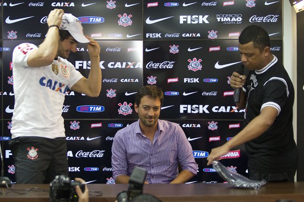 O atacante Alexandre Pato, ao lado do diretor de futebol Roberto Andrade e do diretor adjunto de futebol Duilio Monteiro Alves, foi apresentado hoje após o treino desta manhã no CT Joaquim Grava, localizado no Parque Ecológico do Tiete. O próximo jogo da equipe será domingo, dia 20/01, contra o Paulista de Jundiaí, no estádio Jaime Cintra , em Jundiaí, válido pela 1ª rodada do Campeonato Paulista de 2013