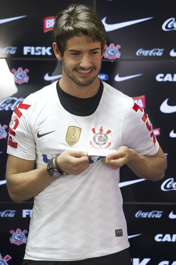 O atacante Alexandre Pato, ao lado do diretor de futebol Roberto Andrade e do diretor adjunto de futebol Duilio Monteiro Alves, foi apresentado hoje após o treino desta manhã no CT Joaquim Grava, localizado no Parque Ecológico do Tiete. O próximo jogo da equipe será domingo, dia 20/01, contra o Paulista de Jundiaí, no estádio Jaime Cintra , em Jundiaí, válido pela 1ª rodada do Campeonato Paulista de 2013