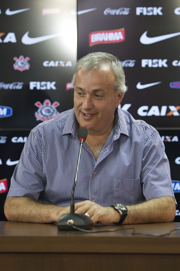 O atacante Alexandre Pato, ao lado do diretor de futebol Roberto Andrade e do diretor adjunto de futebol Duilio Monteiro Alves, foi apresentado hoje após o treino desta manhã no CT Joaquim Grava, localizado no Parque Ecológico do Tiete. O próximo jogo da equipe será domingo, dia 20/01, contra o Paulista de Jundiaí, no estádio Jaime Cintra , em Jundiaí, válido pela 1ª rodada do Campeonato Paulista de 2013