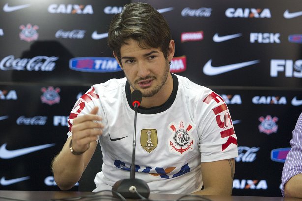 O atacante Alexandre Pato, ao lado do diretor de futebol Roberto Andrade e do diretor adjunto de futebol Duilio Monteiro Alves, foi apresentado hoje após o treino desta manhã no CT Joaquim Grava, localizado no Parque Ecológico do Tiete. O próximo jogo da equipe será domingo, dia 20/01, contra o Paulista de Jundiaí, no estádio Jaime Cintra , em Jundiaí, válido pela 1ª rodada do Campeonato Paulista de 2013