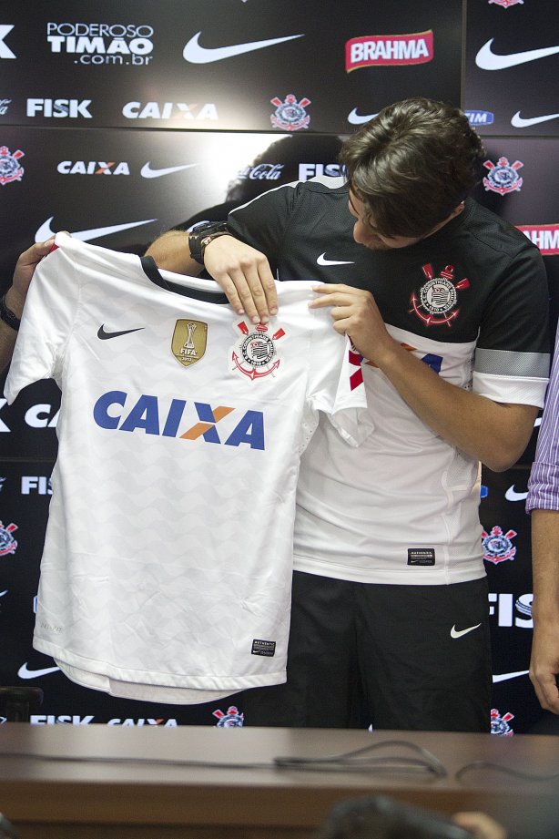 O atacante Alexandre Pato, ao lado do diretor de futebol Roberto Andrade e do diretor adjunto de futebol Duilio Monteiro Alves, foi apresentado hoje após o treino desta manhã no CT Joaquim Grava, localizado no Parque Ecológico do Tiete. O próximo jogo da equipe será domingo, dia 20/01, contra o Paulista de Jundiaí, no estádio Jaime Cintra , em Jundiaí, válido pela 1ª rodada do Campeonato Paulista de 2013