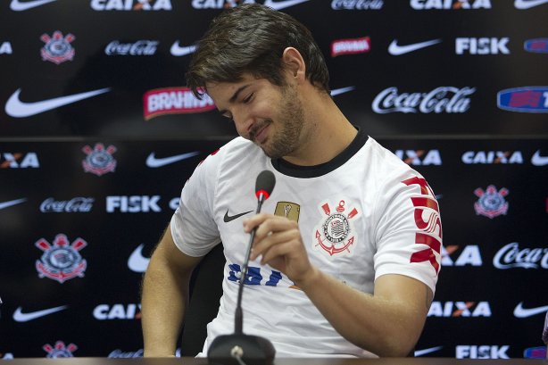 O atacante Alexandre Pato, ao lado do diretor de futebol Roberto Andrade e do diretor adjunto de futebol Duilio Monteiro Alves, foi apresentado hoje após o treino desta manhã no CT Joaquim Grava, localizado no Parque Ecológico do Tiete. O próximo jogo da equipe será domingo, dia 20/01, contra o Paulista de Jundiaí, no estádio Jaime Cintra , em Jundiaí, válido pela 1ª rodada do Campeonato Paulista de 2013