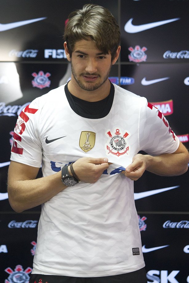 O atacante Alexandre Pato, ao lado do diretor de futebol Roberto Andrade e do diretor adjunto de futebol Duilio Monteiro Alves, foi apresentado hoje após o treino desta manhã no CT Joaquim Grava, localizado no Parque Ecológico do Tiete. O próximo jogo da equipe será domingo, dia 20/01, contra o Paulista de Jundiaí, no estádio Jaime Cintra , em Jundiaí, válido pela 1ª rodada do Campeonato Paulista de 2013