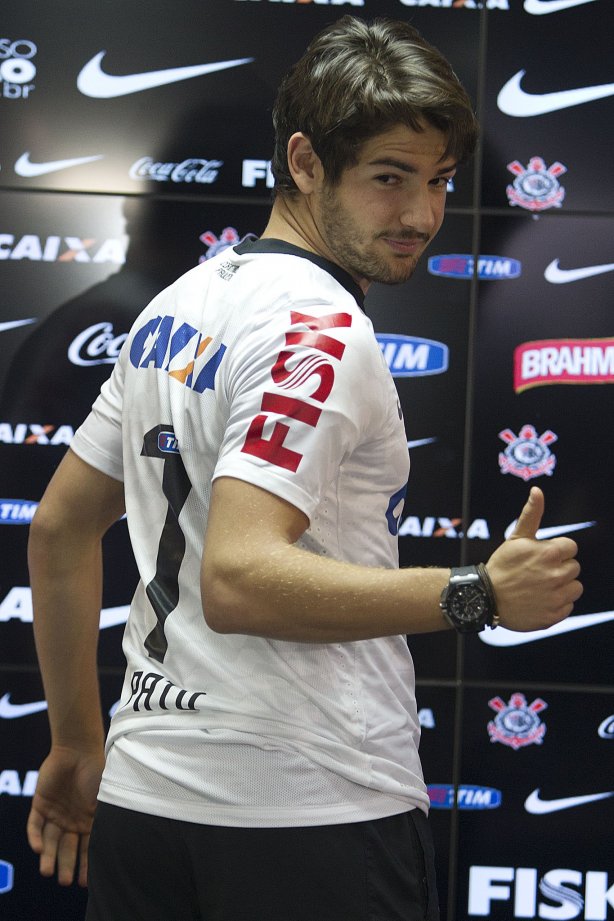 O atacante Alexandre Pato, ao lado do diretor de futebol Roberto Andrade e do diretor adjunto de futebol Duilio Monteiro Alves, foi apresentado hoje após o treino desta manhã no CT Joaquim Grava, localizado no Parque Ecológico do Tiete. O próximo jogo da equipe será domingo, dia 20/01, contra o Paulista de Jundiaí, no estádio Jaime Cintra , em Jundiaí, válido pela 1ª rodada do Campeonato Paulista de 2013