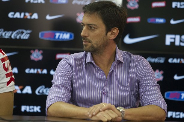 O atacante Alexandre Pato, ao lado do diretor de futebol Roberto Andrade e do diretor adjunto de futebol Duilio Monteiro Alves, foi apresentado hoje após o treino desta manhã no CT Joaquim Grava, localizado no Parque Ecológico do Tiete. O próximo jogo da equipe será domingo, dia 20/01, contra o Paulista de Jundiaí, no estádio Jaime Cintra , em Jundiaí, válido pela 1ª rodada do Campeonato Paulista de 2013