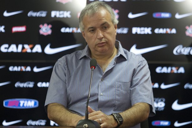 O atacante Alexandre Pato, ao lado do diretor de futebol Roberto Andrade e do diretor adjunto de futebol Duilio Monteiro Alves, foi apresentado hoje após o treino desta manhã no CT Joaquim Grava, localizado no Parque Ecológico do Tiete. O próximo jogo da equipe será domingo, dia 20/01, contra o Paulista de Jundiaí, no estádio Jaime Cintra , em Jundiaí, válido pela 1ª rodada do Campeonato Paulista de 2013