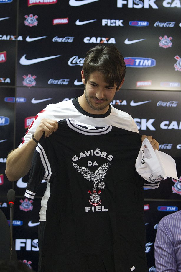 O atacante Alexandre Pato, ao lado do diretor de futebol Roberto Andrade e do diretor adjunto de futebol Duilio Monteiro Alves, foi apresentado hoje após o treino desta manhã no CT Joaquim Grava, localizado no Parque Ecológico do Tiete. O próximo jogo da equipe será domingo, dia 20/01, contra o Paulista de Jundiaí, no estádio Jaime Cintra , em Jundiaí, válido pela 1ª rodada do Campeonato Paulista de 2013
