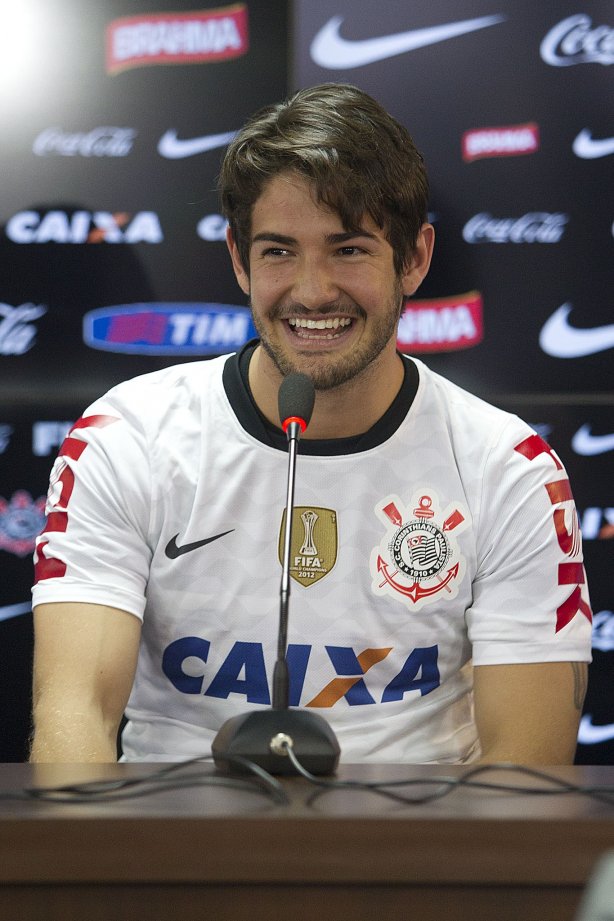 O atacante Alexandre Pato, ao lado do diretor de futebol Roberto Andrade e do diretor adjunto de futebol Duilio Monteiro Alves, foi apresentado hoje após o treino desta manhã no CT Joaquim Grava, localizado no Parque Ecológico do Tiete. O próximo jogo da equipe será domingo, dia 20/01, contra o Paulista de Jundiaí, no estádio Jaime Cintra , em Jundiaí, válido pela 1ª rodada do Campeonato Paulista de 2013