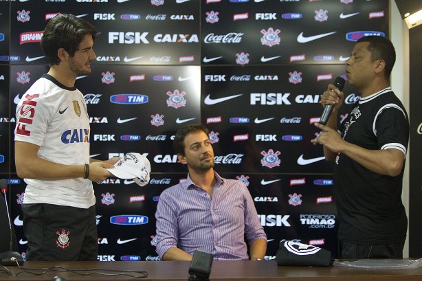 O atacante Alexandre Pato, ao lado do diretor de futebol Roberto Andrade e do diretor adjunto de futebol Duilio Monteiro Alves, foi apresentado hoje após o treino desta manhã no CT Joaquim Grava, localizado no Parque Ecológico do Tiete. O próximo jogo da equipe será domingo, dia 20/01, contra o Paulista de Jundiaí, no estádio Jaime Cintra , em Jundiaí, válido pela 1ª rodada do Campeonato Paulista de 2013