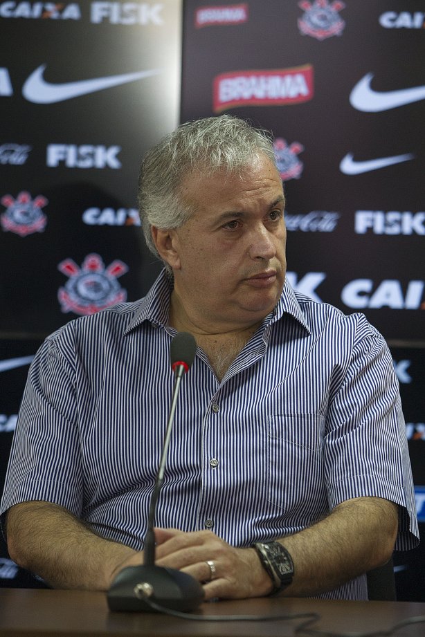 O atacante Alexandre Pato, ao lado do diretor de futebol Roberto Andrade e do diretor adjunto de futebol Duilio Monteiro Alves, foi apresentado hoje após o treino desta manhã no CT Joaquim Grava, localizado no Parque Ecológico do Tiete. O próximo jogo da equipe será domingo, dia 20/01, contra o Paulista de Jundiaí, no estádio Jaime Cintra , em Jundiaí, válido pela 1ª rodada do Campeonato Paulista de 2013