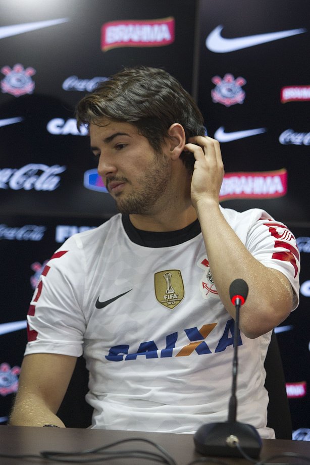 O atacante Alexandre Pato, ao lado do diretor de futebol Roberto Andrade e do diretor adjunto de futebol Duilio Monteiro Alves, foi apresentado hoje após o treino desta manhã no CT Joaquim Grava, localizado no Parque Ecológico do Tiete. O próximo jogo da equipe será domingo, dia 20/01, contra o Paulista de Jundiaí, no estádio Jaime Cintra , em Jundiaí, válido pela 1ª rodada do Campeonato Paulista de 2013