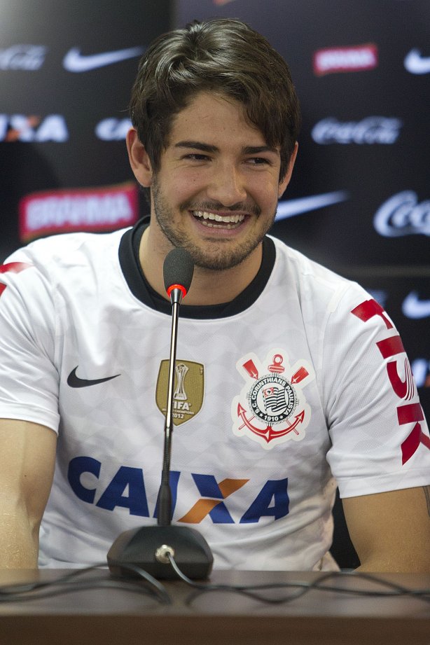 O atacante Alexandre Pato, ao lado do diretor de futebol Roberto Andrade e do diretor adjunto de futebol Duilio Monteiro Alves, foi apresentado hoje após o treino desta manhã no CT Joaquim Grava, localizado no Parque Ecológico do Tiete. O próximo jogo da equipe será domingo, dia 20/01, contra o Paulista de Jundiaí, no estádio Jaime Cintra , em Jundiaí, válido pela 1ª rodada do Campeonato Paulista de 2013