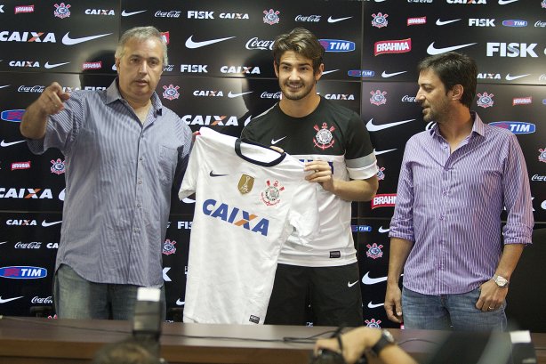 O atacante Alexandre Pato, ao lado do diretor de futebol Roberto Andrade e do diretor adjunto de futebol Duilio Monteiro Alves, foi apresentado hoje após o treino desta manhã no CT Joaquim Grava, localizado no Parque Ecológico do Tiete. O próximo jogo da equipe será domingo, dia 20/01, contra o Paulista de Jundiaí, no estádio Jaime Cintra , em Jundiaí, válido pela 1ª rodada do Campeonato Paulista de 2013